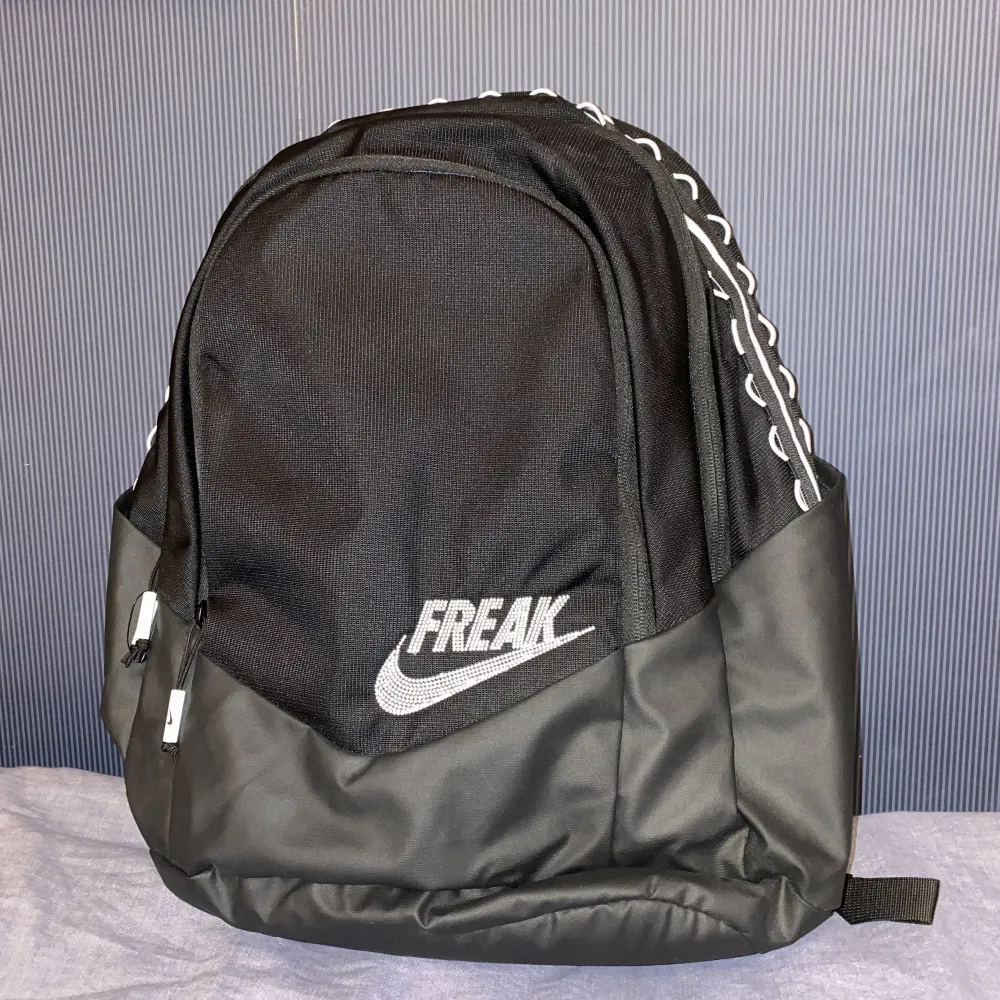 Freak Nike väska knappt använt. Perfekt för dom som idrottar osv.. Väskor.