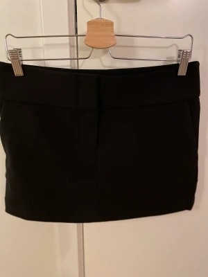 Svart minikjol - Svar minikjol från & Other Stories. Aldrig använd, prislappen kvar.