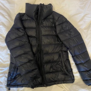 Jacka - Svart peak performance jacka, med svart text, storlek M, köpt för 2500, säljer för mer än halva priset 