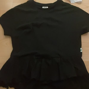 Volang tröja - Stl xs, aldrig använt, volang o skön