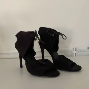 Svarta klackskor/sandaletter. Klackhöjd: 10 cm