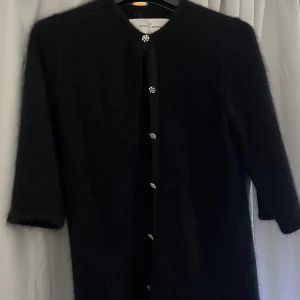 Kofta By Malene Birger - Jättemjuk kofta från By Malene Birger med såå fina knappar. Aldrig använd. Nypris 3000, säljer för 500. Skriv om du vill ha fler bilder eller har några frågor🤗