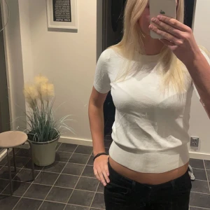 Zara topp - Säljer min topp/t-shirt från zara pga använder inte. Jag har nästan aldrig använt den är som ny. 