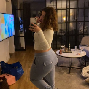 Juicy couture - Hej💕 säljer mina juicy byxor i färgen ljusblå, dom går inte till användning,, men jag köpte dom på Johnells och köptes för 1200kr men säljer dom för 800-900kr för jag vill bli av med dom, jag rä 156 och dom passar helt ok💕💕💕