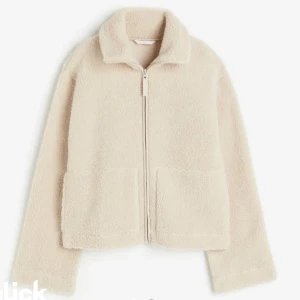 Hm jacka - Funderar på att sälja min slutsålda hm teddy jacka i pilé med fickor. Oanvänd och har kvar lappen. I den ljusa färgen 