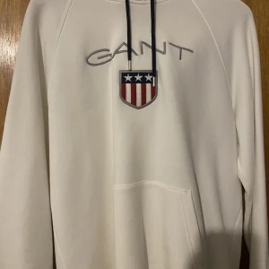 Vit gant hoodie - En helt oanvänd gant hoodie som är i skick 10/10. Normal pris 1300, vårat pris 299. Jättebra pris just nu!!!!! Checka även in andra kläder på profilen!