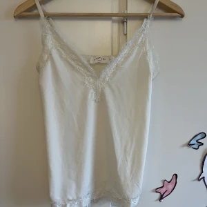 Rosemunde spetslinne - Säljer mitt rosemunde spetslinne pga att den inte kommer till användning.  Inga hål eller fläckar och använd fåtal gånger. Superfin som baströja under tex. en kofta. nypris 549kr