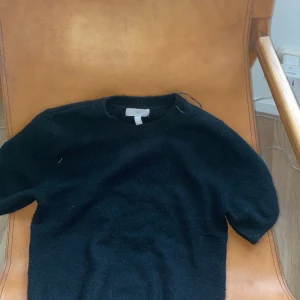 Populär tröja från h&m - Jättefin populär tröja från h&m. Slutsåld. Säljer pga kommer inte till använding då den är lite stor för mig. Storlek S. Pris kan diskuteras men minst 70kr. Kom privat för mer bilder💓