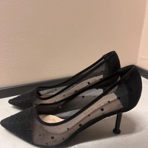 spetsklackar med pärlor  - Fina svarta klackar med pärlor. Köpta på SHEIN, bra kvalité. Använda en gång. Storlek 39. Nypris 350kr