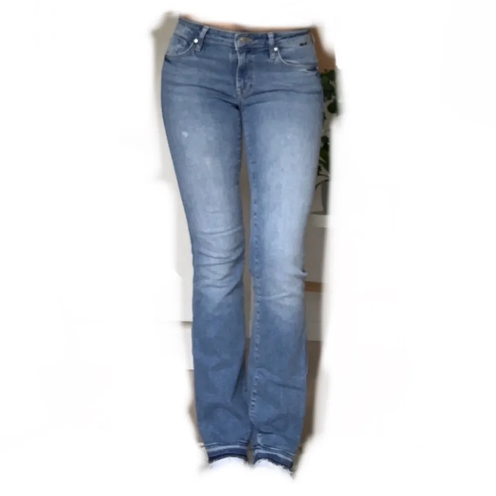 Jättesnygga lågmidjade jeans från Mavi, köpta på Zalando. Innerbenslängd: 83 cm. Priset kan diskuteras, hör av dig vid intresse! 🥰🙌. Jeans & Byxor.