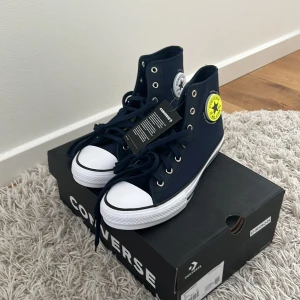 Converse skor - Jättesnygga converse skor i nyskick. Storlek 38.5 men jag tycker även att de passar lite större storlekar💕köpta för ca. 1000 kr. Säljer pga för stor storlek för mig