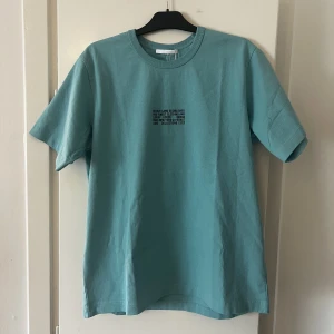 Helmut Lang T-shirt  - T-shirt från Helmut Lang Strl M och L  Helt nya med tags 
