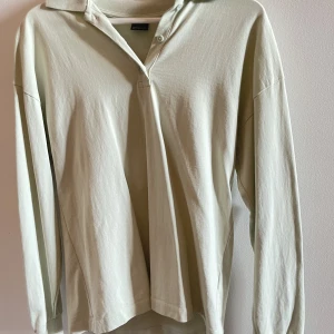 Mint grön långärmad tröja med knappar  - Mint grön långärmad tröja med knappar från GinaTricot. Använd fåtal gånger, bra skick. Säljer då den inte kommer till användning. Storlek S. Köparen står för frakten ❤️