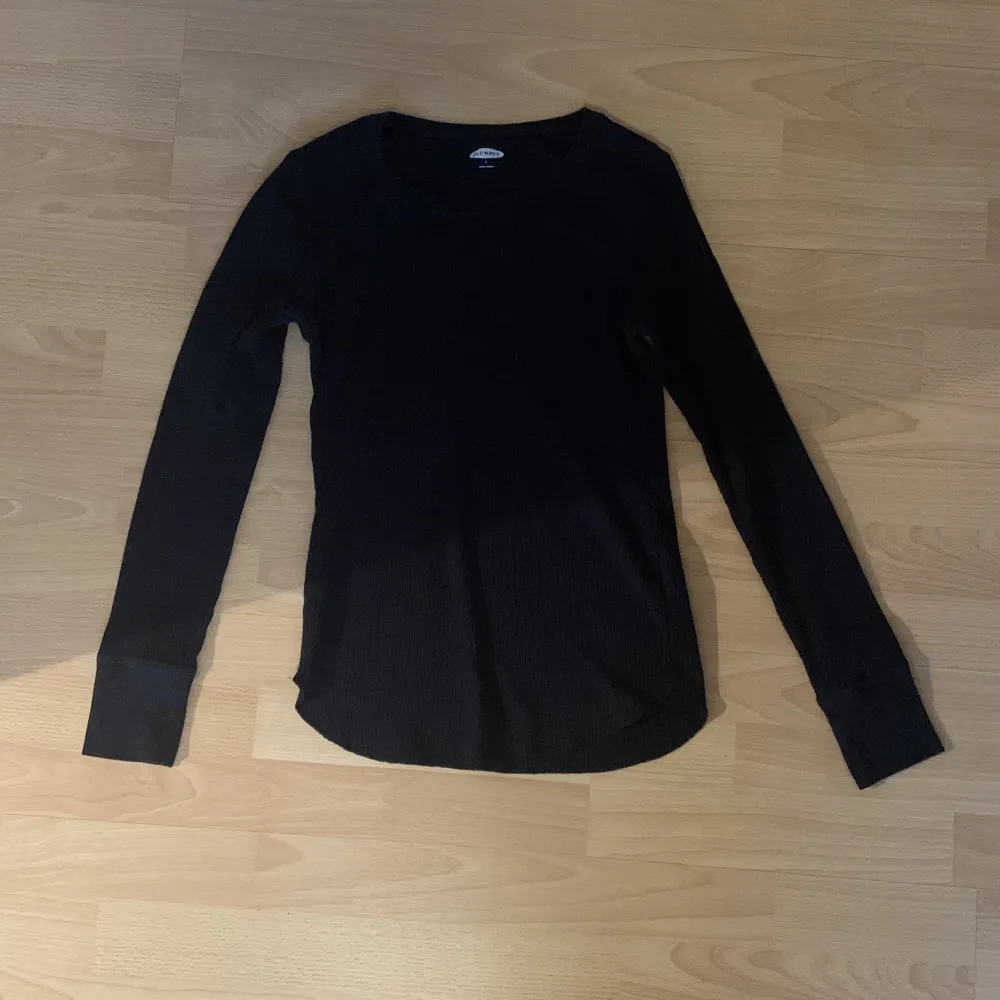 En svart ribbad långärmad tröja. Den är också lite urringad💕. Tröjor & Koftor.