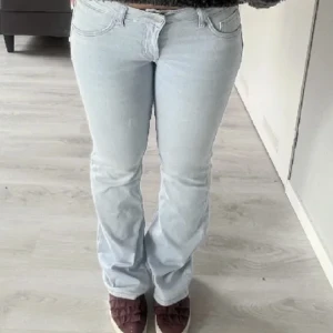 Lågmidjade jeans  - Säljer dessa skit snygga Lågmidjade jeans i väldigt bra skick. Passar till allt och trendiga. Finaste färgen o fri frakt