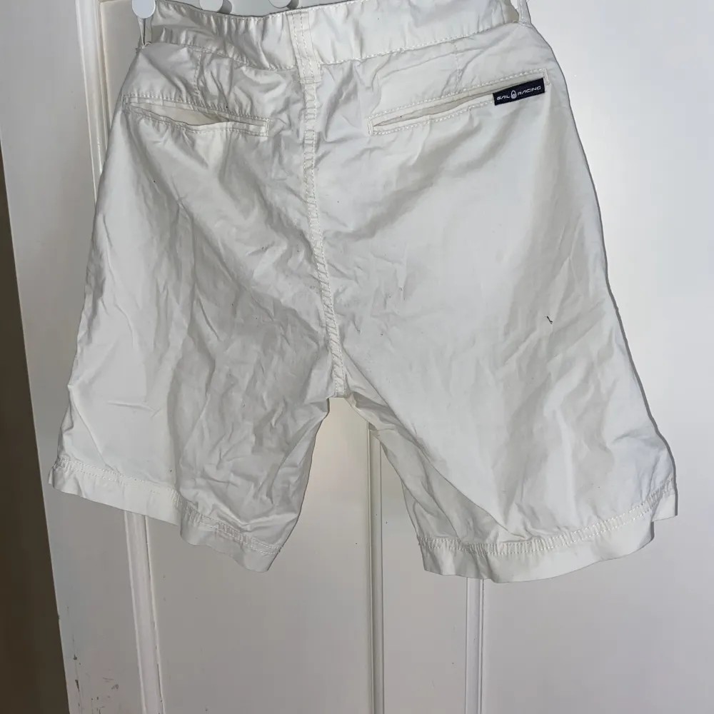 Vita shorts ifrån Sail racing storlek S. Oanvända. Shorts.