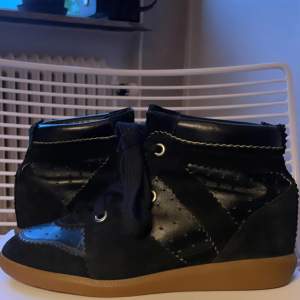 Säljer dessa snygga Isabel Marant skor! Köptes för något år sedan och har använts ett fåtal gånger efter de. Köptes på Nk, storlek 40! Dustbag m.m ingår!🩷👍🏽