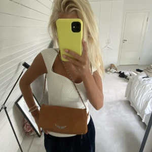 Orange zadig väska! - Fint skick men tecken på användning. Färgen syns inte lika bra på bilden. Båda banden medföljer. Nypris: 4000kr Säljer: 1500 🧡🧡🍑KÖP INTE MED KÖP DIREKT HAR PROBLEM MED BANK ID‼️‼️