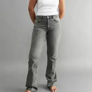 Ett par jeans som är köpta här på plik, säljer pågrund av att dom är för små för mig. Är i fint skick har själv aldig använt dom. Skriv för fler bilder, köparen står för frakt💕✨ Modell: full lenght flare jeans