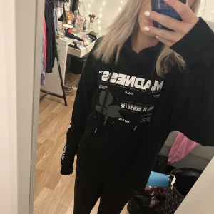 Oversize hoddie med tryck på ryggen - Säljer nu min superfina hoddie från madlayd som ej kommer till användning längre💞🌸