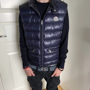 Moncler Gui väst  - Säljer en Moncler Gui väst i storlek 3! Den är i väldigt fint skick. Har kvitto till den! Modellen på bilden är  176cm.  Hör gärna av dig om du har frågor!