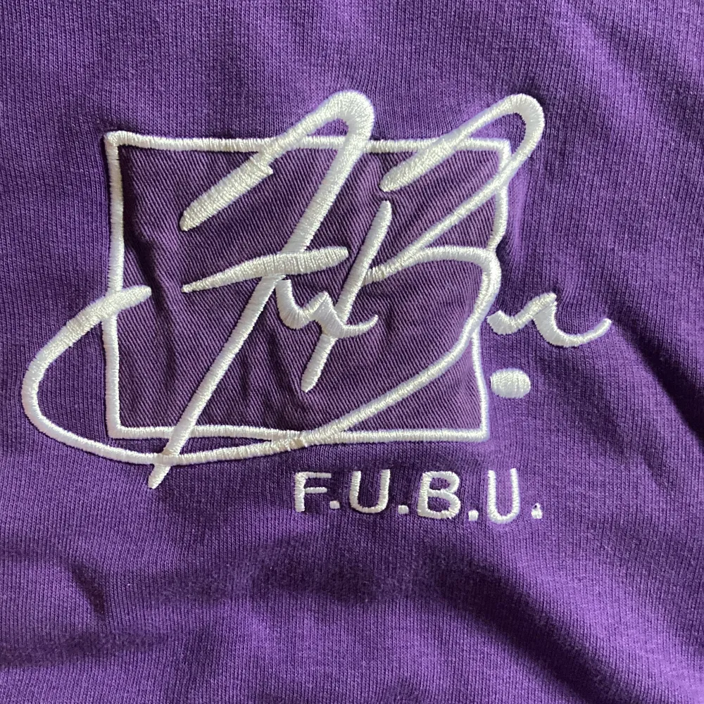 En jätte fin lila hoodie från märket fubu💋🫀aldrig använd. Hoodies.