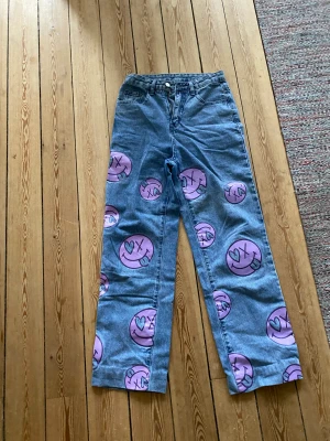 Emoji jeans  - Ett par emoji jeans som är knappt andvända.