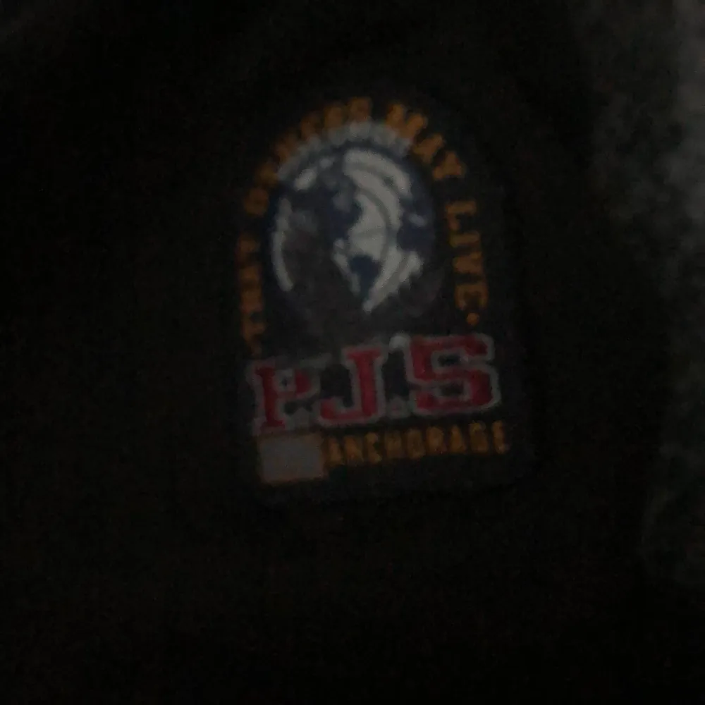 Jag säljer min parajumpers jacka storlek S. Jackor.