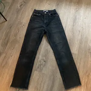 Raka jeans från NA-KD med slitet nertill 