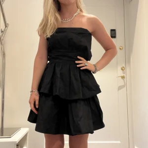 Zaraklänning - Sjukt snygg Zaraklänning med prislapp kvar!! Man kan ha med eller utan axelband 🖤 BUD PÅ 350