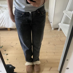 Snygga jeans från gina tricot💕  - Säljer två fina jeans från Gina tricot i strl 32💕 Jeansen är i fint skick och de är inte använda speciellt mycket💗 Jeansen sitter perfekt på mig som är 163💕 Jag köpte jeansen förra året för 400 och säljer nu får 150st + frakt💕1 par e svarta och 1 par blåa