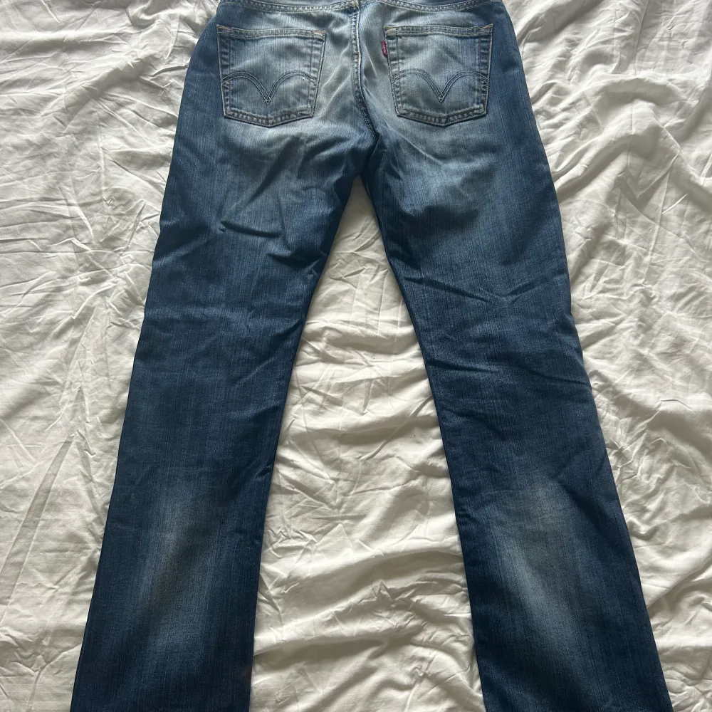 Säljer ett par vintage Levis jeans. Använt en del och insydda i midjan🫶. Jeans & Byxor.