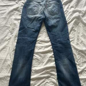 Säljer ett par vintage Levis jeans. Använt en del och insydda i midjan🫶
