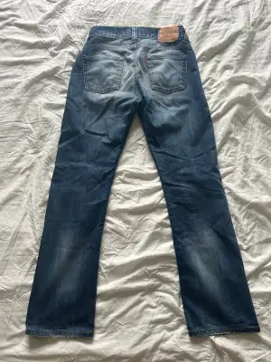 Säljer ett par vintage Levis jeans. Använt en del och insydda i midjan🫶