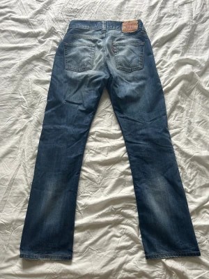 Levis jeans  - Säljer ett par vintage Levis jeans. Använt en del och insydda i midjan🫶