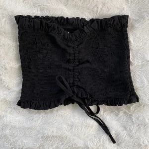 Topp BikBok - Fin bandeau topp från BikBok i mycket fint skick 💙 strl M men passar även S.