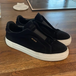 Axel arigato skor  - Fick i present i jul men dem har blivit för små har ingen låda kvar Pris går att diskutera 