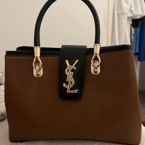 Ysl - Säljer denna as fina väska från Ysl! Fick den i födelsedagspresent! Aldrig använt! Nyskick! Inga defekter! 