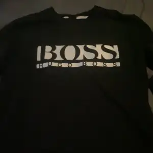 Jag säljer min hugo boss tröja pågrund av att den är för stor.