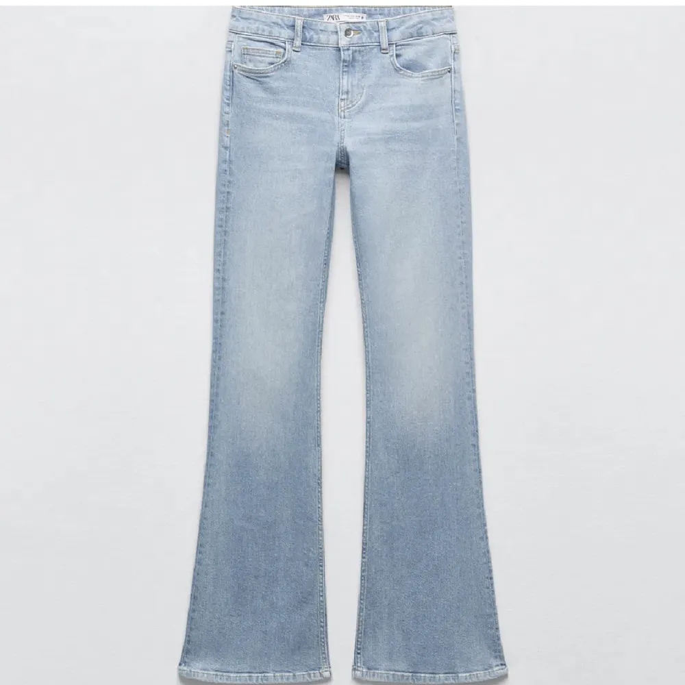 Slutsålda lågmidjade jeans från zara. Helt nya med prislapp kvar! Kan skicka om tidigast nästa torsdag.  Skriv för mer frågor ❤️❤️ Nypris 400kr. Jeans & Byxor.