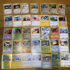 Pokémon kort  - SÄLJER ÄKTA POKÉMON KORT  Olika Pokémon kort   Säljs som ett sätt för 120kr  Eller styck 10kr   Fråga privat vid fler bilder eller frågor 💕 