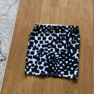 Kjol svart vit tajt  - Svart vit tajt mönstrad kjol i storlek Xs från Rut&Circle 