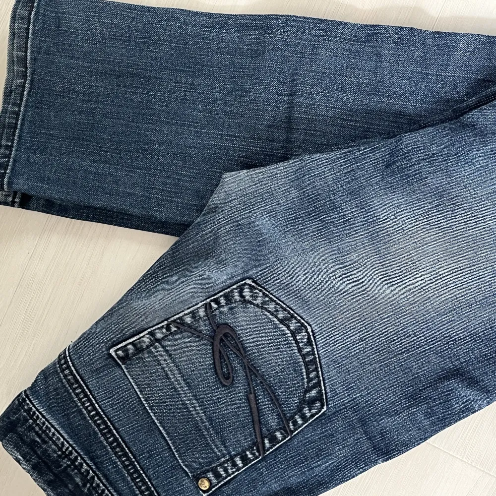 Säljer nu mina lågmidjade jeans ,knappt använda  jag köpte dom även secenhand💞. Jeans & Byxor.