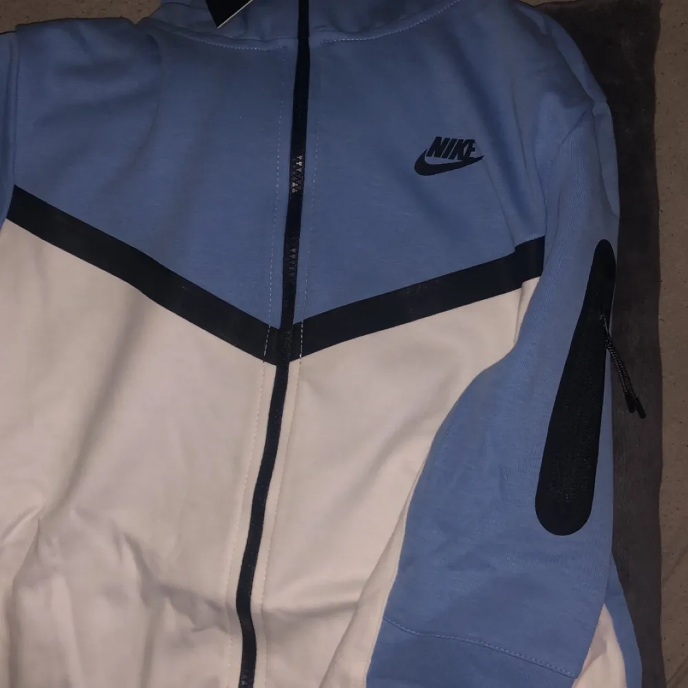 Baby blue Nike tech set helt ny i plastad paket precis som den originella och säljs billigt. . Tröjor & Koftor.