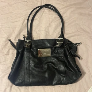 Dolce & Gabbana väska - Dolce & Gabbana väska i fint skick, dock en liten defekt vid bandet men inte något som syns alls! Vet tyvärr inte om väskan är äkta men ser otrolig fin ut🤍