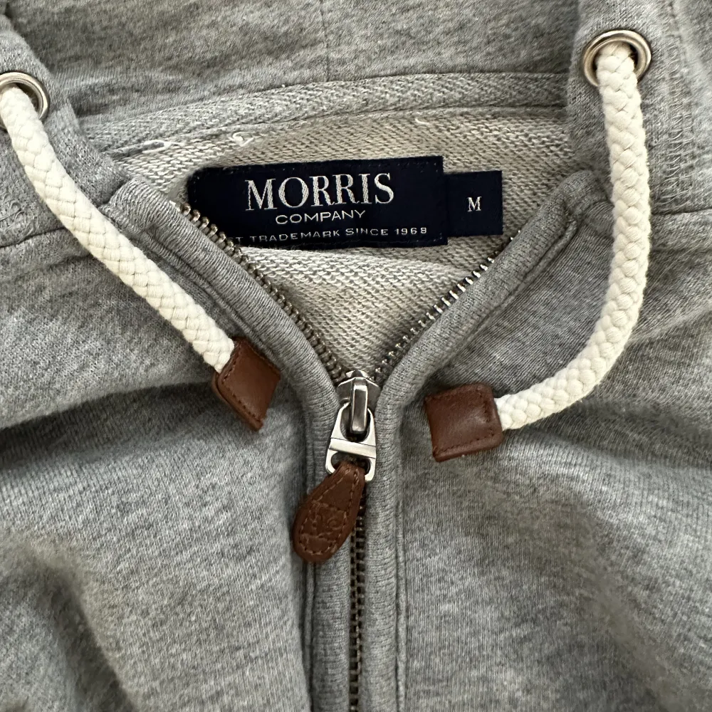 Säljer min Morris zip hoodie då jag inte använder den längre. Den är sparsamt använd så inga defekter eller liknande, ordinarie pris 1600. Hoodies.