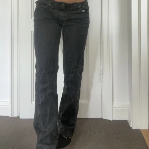 Nudie jeans  - Säljer dessa så fina låga jeans från Nudie jeans! Perfekt mörkgrå färg och fint skick💓midjemått ca 78-80. Storlek 29 i midjan och 33 i längd. 