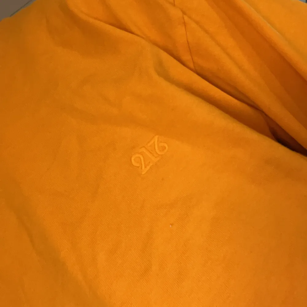 Gul/orange sleeve sjukt snygg! Använder inte längre tyvärr. Storlek S, något oversize i modellen! . Tröjor & Koftor.