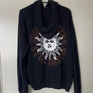 Sweet sktbs hoodie - Säljer en sweet sktbs hoodie i stl xxs. Stor i storleken. Hör av dig för minsta lilla fundering.
