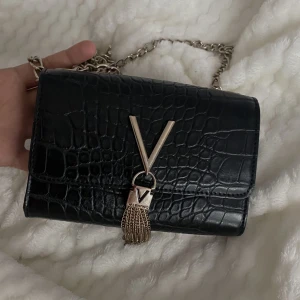 Valentino väska - Äkta Valentino väska, köpt för längesedan. Är i väldigt bra skick, dock är 2-3 kedjor vid spännet till väskan lite rostiga, men det syns inte! Vid snabb affär kan jag sälja för 300 inkl frakt